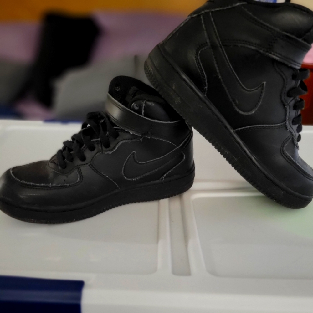 Boys nike mid Air force 1 black.size 2.5youth